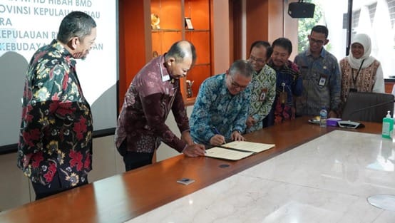 Kemendikbudristek RI melakukan penandatanganan perjanjian dan serah terima pemindahtanganan barang milik negara yang dilakukan melalui mekanisme hibah, Kamis (1/2/2024). (Dok/Kemendikbudristek RI)