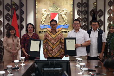 Kemenkes RI dan KADIN Indonesia menandatangani MoU tentang Peningkatan Kesehatan Masyarakat dan Transformasi Sistem Kesehatan serta perjanjian kerja sama Sinergi dan Implementasi Program Percepatan Penurunan Stunting di Jakarta, Jumat (2/2/2024). (Dok/Kemenkes RI)