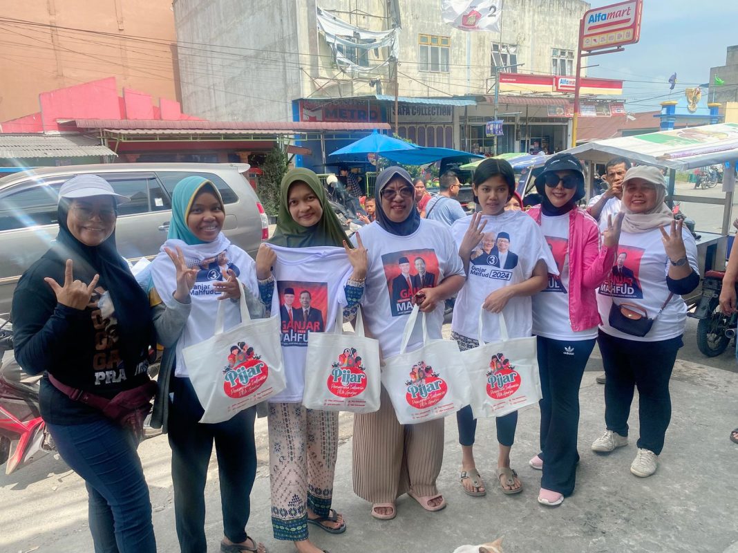 Relawan Arus Ganjar Sumut kembali melakukan canvassing ke Pajar Gambir, Simpang Jodoh Tembung guna sosialisai visi paslon presiden-wakil presiden nomor urut 03 Ganjar-Mahfud dan bagi goody bag.