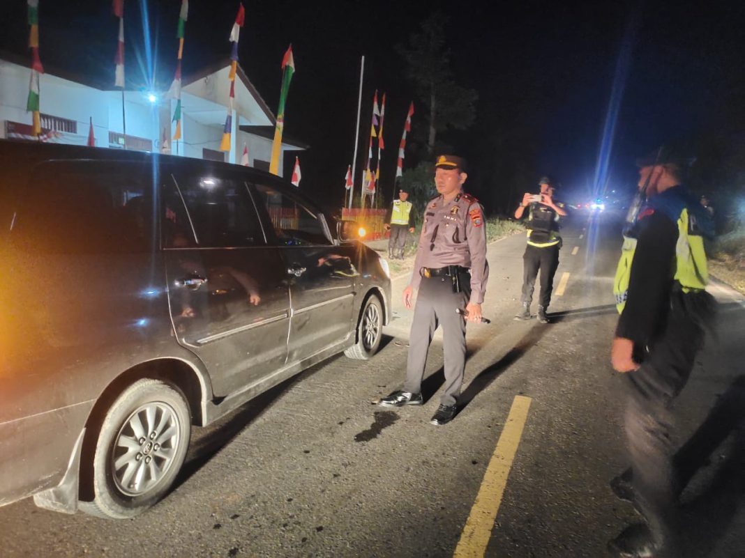 Kapolsek Mardingding AKP Donal Tambunan memimpin razia bersama BKO Brimob Polda Sumut dan anggota Koramil 09/LB di Jalan Rakutta Brahmana Desa Buluh Pancur, Kecamatan Lau Baleng, Kabupaten Karo, Minggu (4/2/2024) pukul 01.00 WIB dini hari. (Dok/Polsek Mardingding)