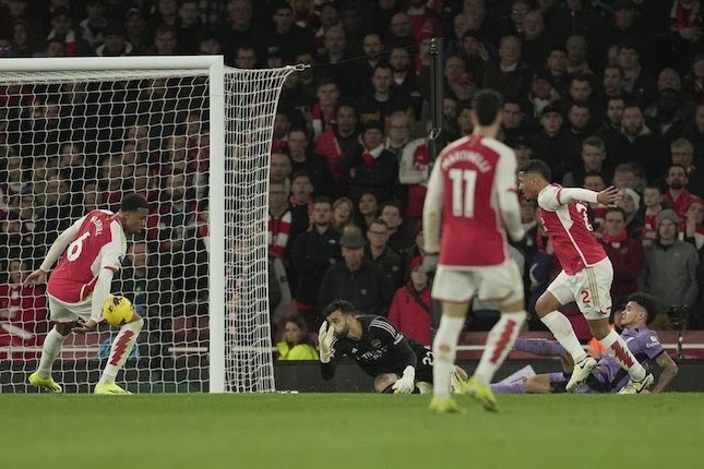 Momen kala Gabriel mencetak gol bunuh diri di laga Arsenal vs Liverpool pada pekan ke-23 Premier League 2023/2024 di Emirates Stadium, Minggu (4/2/2024) malam WIB.