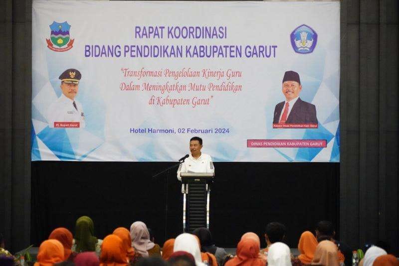 Pj Bupati Garut Barnas Adjidin mengapresiasi Rakor Bidang Pendidikan yang digelar oleh Dinas Pendidikan Kabupaten Garut di Ballroom Hotel Harmoni, Kabupaten Garut, Jumat (2/2/2024).