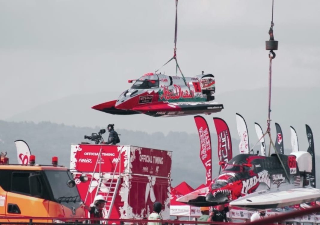 Peserta kejuaraan dunia balap perahu super cepat F1 Powerboat (F1H2O) asal Uni Emirate Arab sedang melakukan persiapan race. (Dok/PLN)