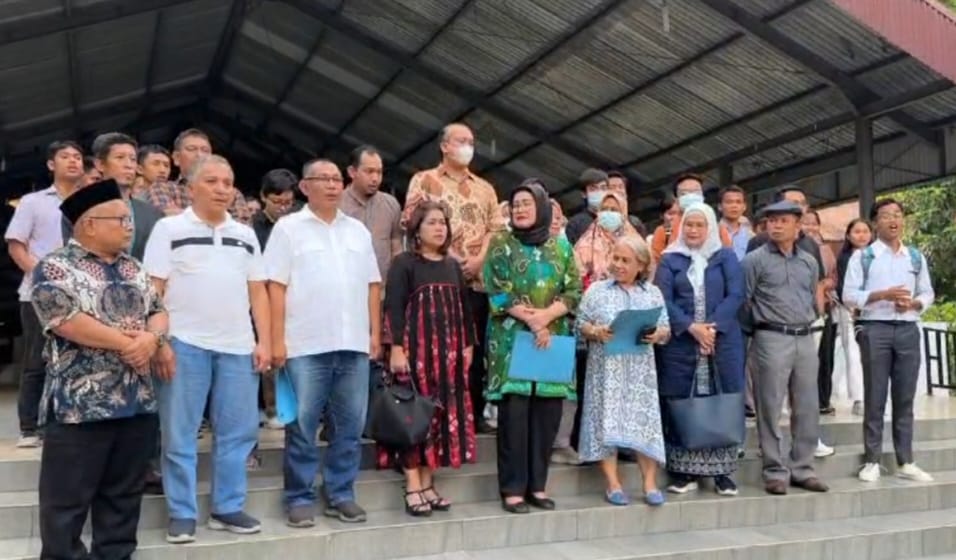 Sejumlah guru besar dan alumni USU menyampaikan pernyataan sikap terkait kondisi demokrasi di Gedung Pancasila, Senin (5/2/2024).