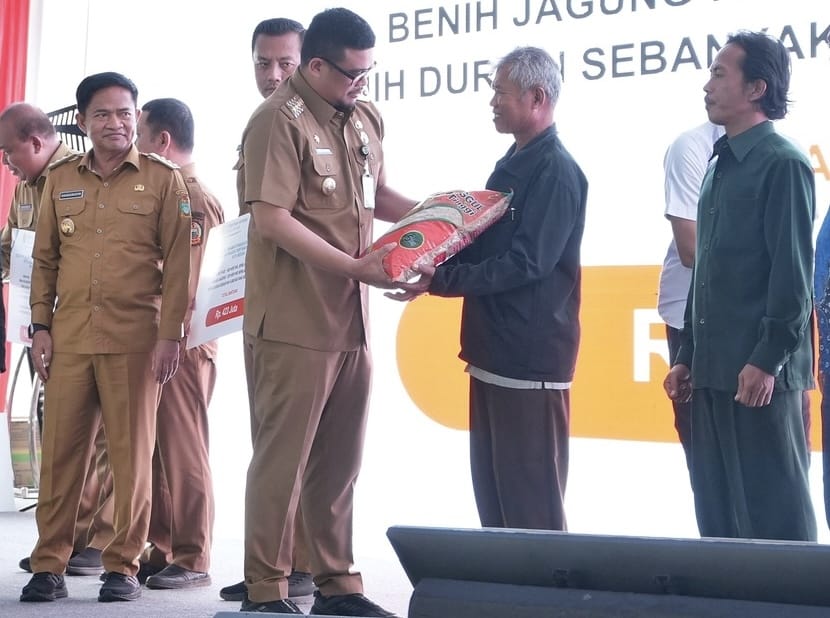 Wali Kota Medan Bobby Nasution menyerahkan bantuan dalam acara Pembinaan Penyuluh Pertanian dan Petani di Provinsi Sumut yang digelar di Lapangan Benteng Medan, Senin (5/1/2024). (Dok/Kominfo Medan)
