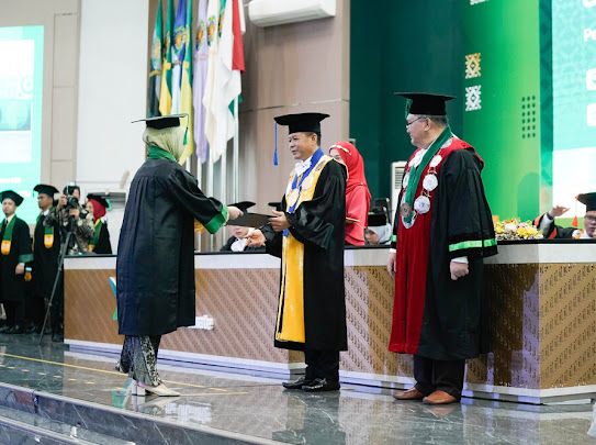 Rektor USU Prof Muryanto Amin saat mewisuda lulusan USU di Medan, Selasa (6/2/2024). (Dok/USU)