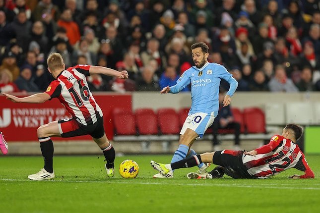 Bernardo Silva dikepung lawan di laga Brentford vs Manchester City, Premier League 2023/2024, Selasa (6/2/2024).