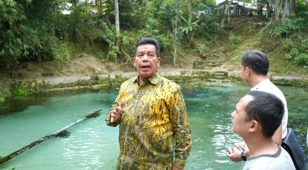 Bupati Simalungun Radiapoh Hasiholan Sinaga meninjau Sungai Lobang Bandar Sahkuda, Senin (5/2/2024). (Dok/Kominfo Simalungun)