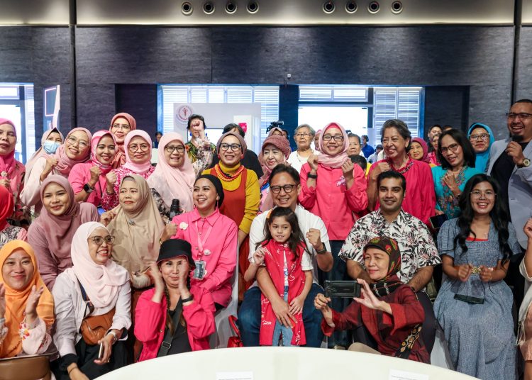 Menkes RI Budi Gunadi Sadikin foto bersama dengan lainnya saat menghadiri pameran seni untuk memperingati Hari Kanker Sedunia yang digelar di Tangerang, Banten, Minggu (4/2/2024). (Dok/Kemenkes RI)