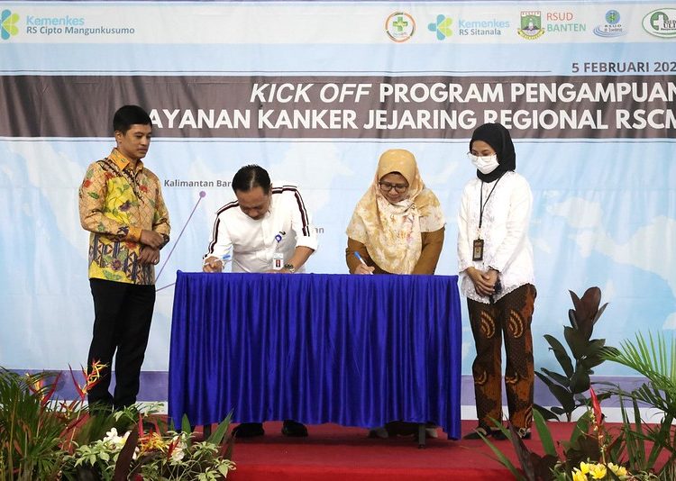 Penandatanganan kerja sama yang memfokuskan pada layanan kanker ini dilakukan di RSCM, Jakarta, Senin (5/2/2024). (Dok/Kemenkes RI)