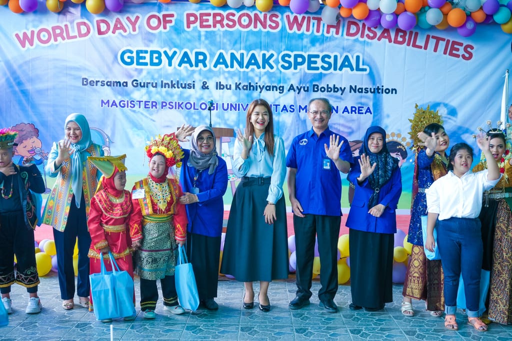 Ketua TP PKK Medan Kahiyang Ayu Bobby Nasution foto bersama dengan lainnya usai membuka perhelatan Gebyar Anak Spesial di Kampus II UMA, Senin (5/2/2024). (Dok/Kominfo Medan)