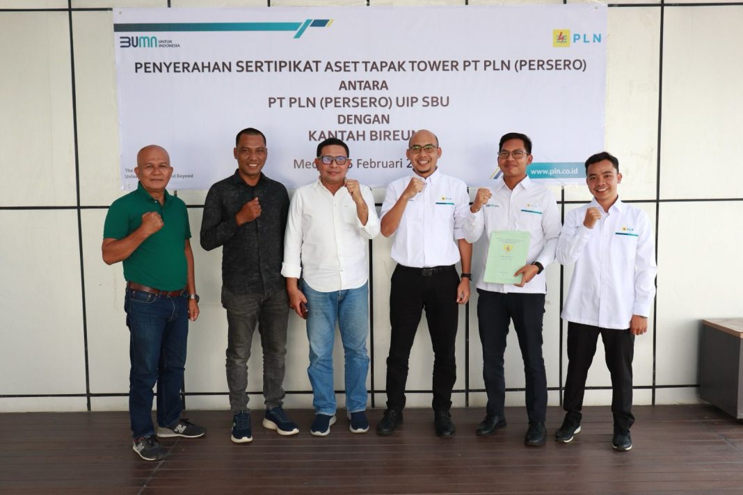 Kantor PLN UIP SBU menerima sertipikat dari Kepala Kantor Pertanahan (Kakantah) Kabupaten Bireun Muhammad Zainun Zahri A Ptnh MH dan kemudian foto bersama. (Dok/PLN)