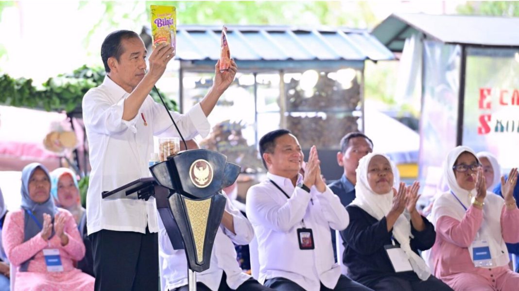 Presiden Jokowi bersilaturahmi dengan nasabah program Mekaar binaan PNM di Lapangan Lima Puluh, Kabupaten Batubara, Provinsi Sumut, Rabu (7/2/2024).