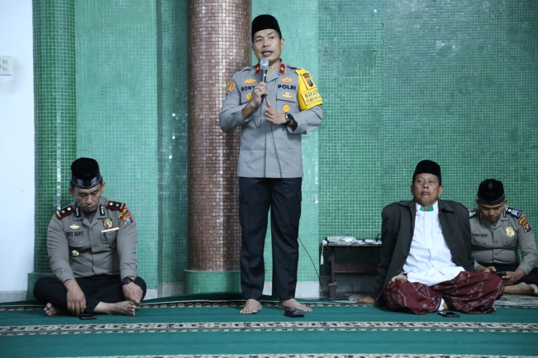 Wakapolda Sumut Brigjen Pol Rony Samtana beri sambutan saat melaksanakan subuh keliling kamtibmas Polda Sumut di Masjid Al-Amin Kecamatan Medan Timur, Rabu (7/2/2024). (Dok/Polda Sumut)