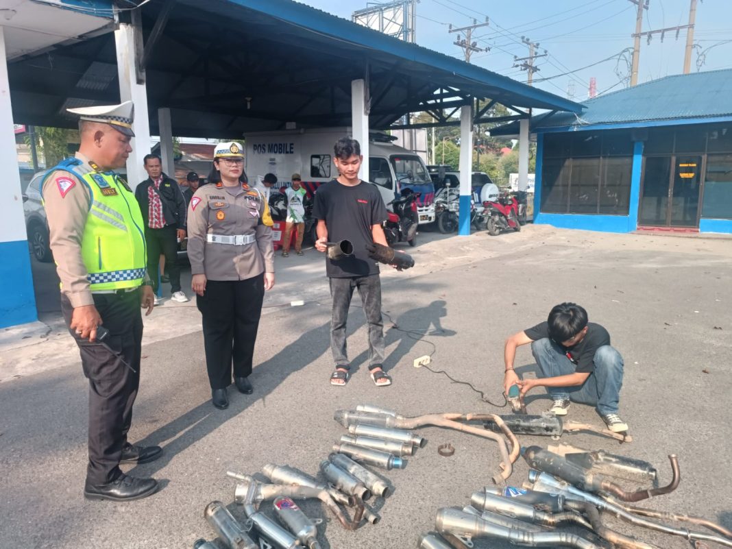 Kasat Lantas Polres Pematangsiantar AKP Gabriellah A Gultom SIK menyaksikan secara langsung pemusnahan 30 knalpot blong di Aspol Jalan Sangnaualuh, Kelurahan Siopat Suhu, Kecamatan Siantar Timur, Rabu (7/2/2024). (Dok/Humas Polres Pematangsiantar)