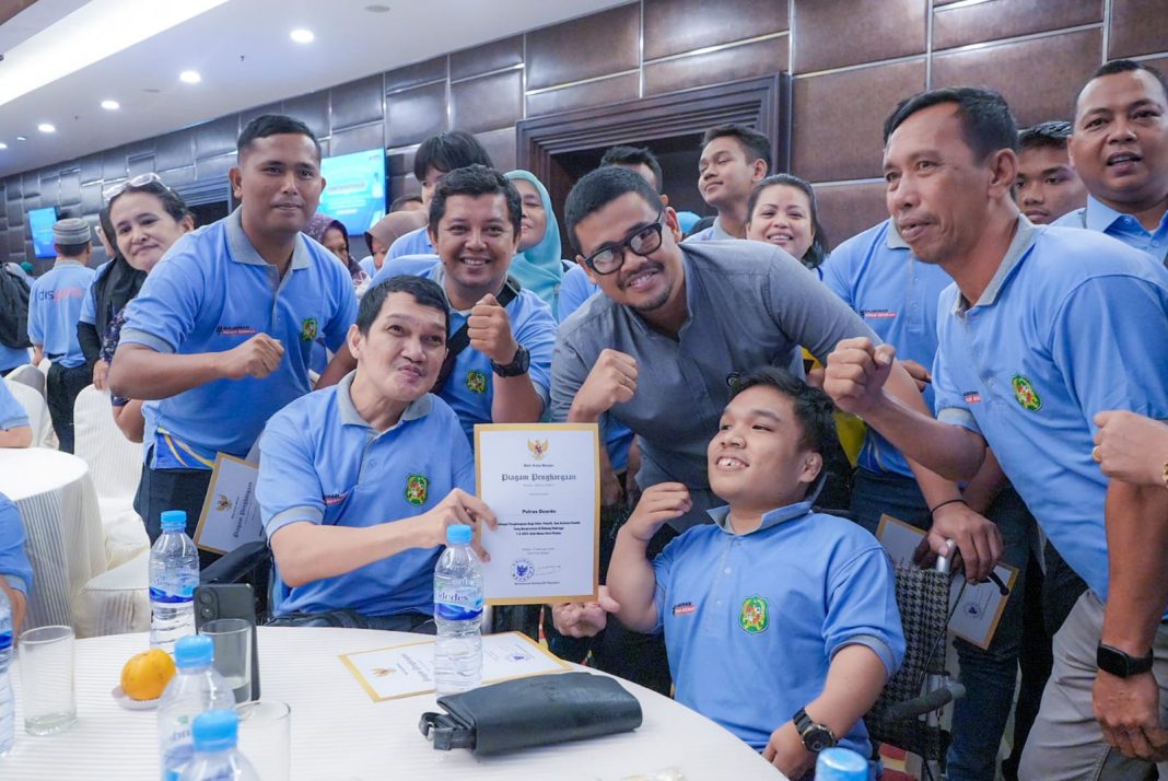 Wali Kota Medan Bobby Nasution menyerahkan penghargaan kepada 157 atlet, 35 pelatih, dan 19 asisten pelatih berprestasi tingkat provinsi, nasional, maupun internasional, di Hotel Four Point, Selasa (6/2/2024). (Dok/Kominfo Medan)