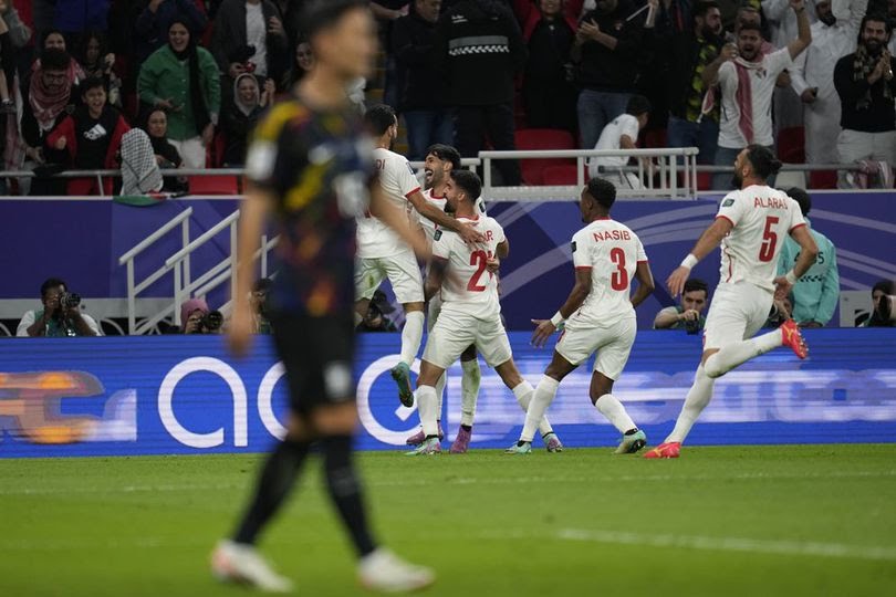 Skuad Yordania merayakan gol Yazan Alnaimat ke gawang Korea Selatan di semi final Piala Asia 2023 di Ahmed bin Ali Stadium, Selasa (6/2/2024) dini hari WIB.