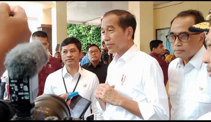 Presiden Jokowi saat diwawancarai wartawan usai berkunjung ke Rumah Sakit Kumpulan Pane untuk meninjau pelayanan kesehatan, Rabu (7/2/2024).