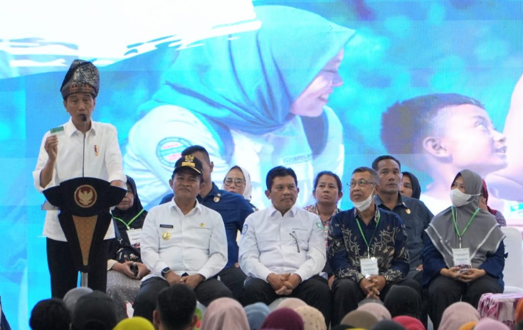 Presiden Jokowi memberikan sambutan pada acara silahturahmi dengan ribuan peserta JKN-KIS di Gedung Asber, Tebingtinggi, Rabu (7/2/2024).