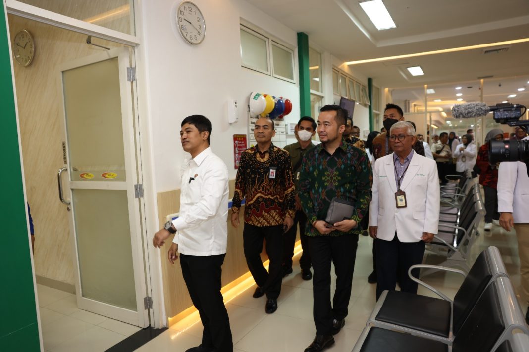 Wamenkes RI Prof dr Dante Saksono Harbuwono SpPD-KEMD PhD didampingi Direktur Utama RSUP H Adam Malik dr Zainal Safri SpPD-KKV SpJP (K) dan jajaran direksi mengunjungi RSUP H Adam Malik, Rabu (7/2/2024). (Dok/Humas RSUP H Adam Malik)