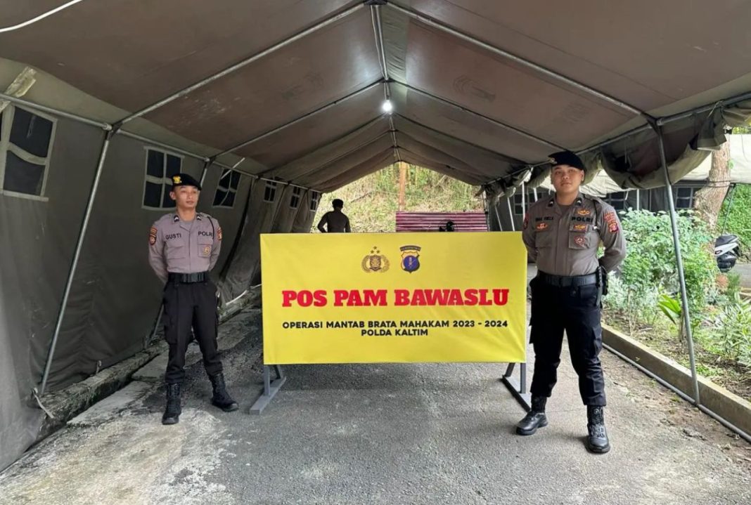 Personel Satuan Tugas Preventif Polda Kaltim melaksanakan kegiatan pengamanan di Bawaslu dan KPU Kaltim di Kota Samarinda, Kamis (8/2/2024).