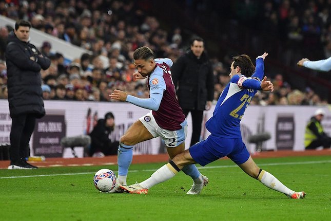 Duel antar pemain di laga Aston Villa vs Chelsea, laga ulang putaran keempat Piala FA 2023/2024.