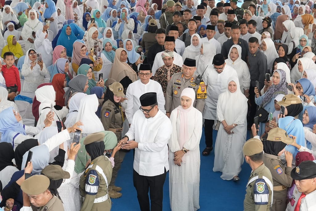 Wali Kota Medan Bobby Nasution dan Ketua TP PKK Medan Kahiyang Ayu Bobby Nasution bersama warga memadati Masjid Raya Al Mashun, memperingati Isra Mikraj Nabi Besar Muhammad SAW 1445 Hijriah, Kamis (8/2/2024). (Dok/Kominfo Medan)