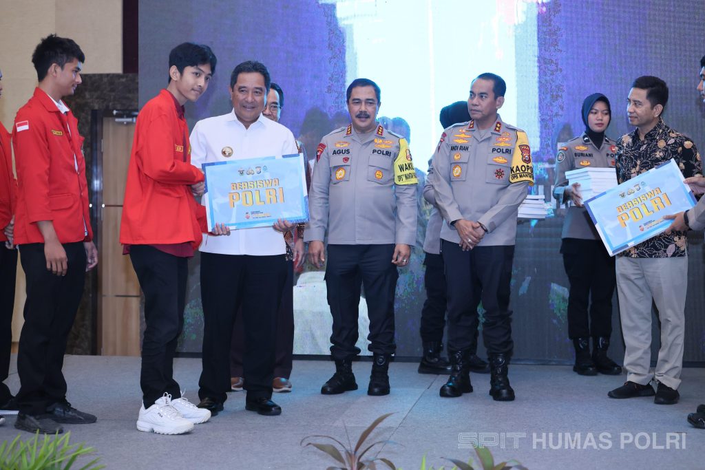 Wakapolri Komjen Pol Drs Agus Adrianto SH MH menyelenggarakan acara pemberian beasiswa bagi mahasiswa. Acara yang berlangsung di Hotel & Convention Unhas ini menjadi momentum berharga bagi mahasiswa Unhas dan UIN Alauddin Makassar. (Dok/Humas Polri)