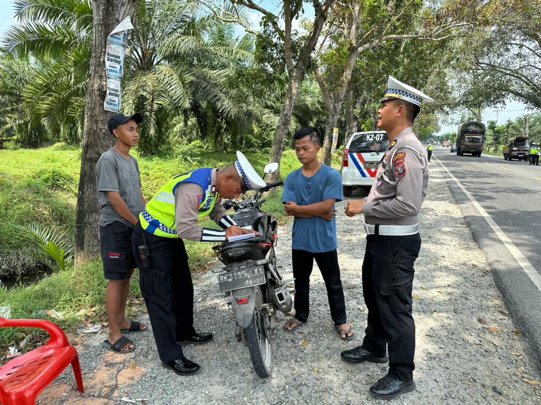 Personel Satlantas Polres Sergai memberikan tindakan kepada pengendara pelanggar lalulintas, Jumat (9/2/2024). (Dok/Humas Polres Sergai)