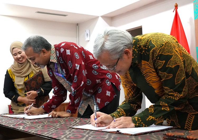 Kemenkes diwakili Sekretaris Jenderal Kunta Wibawa Dasa Nugraha dan WHO Indonesia diwakili Dr N Paranietharan melakukan penandatangan kerja sama di Ruang Rapat Pimpinan Gedung Prof Sujudi, Rabu (7/2/2024). (Dok/Kemenkes RI)