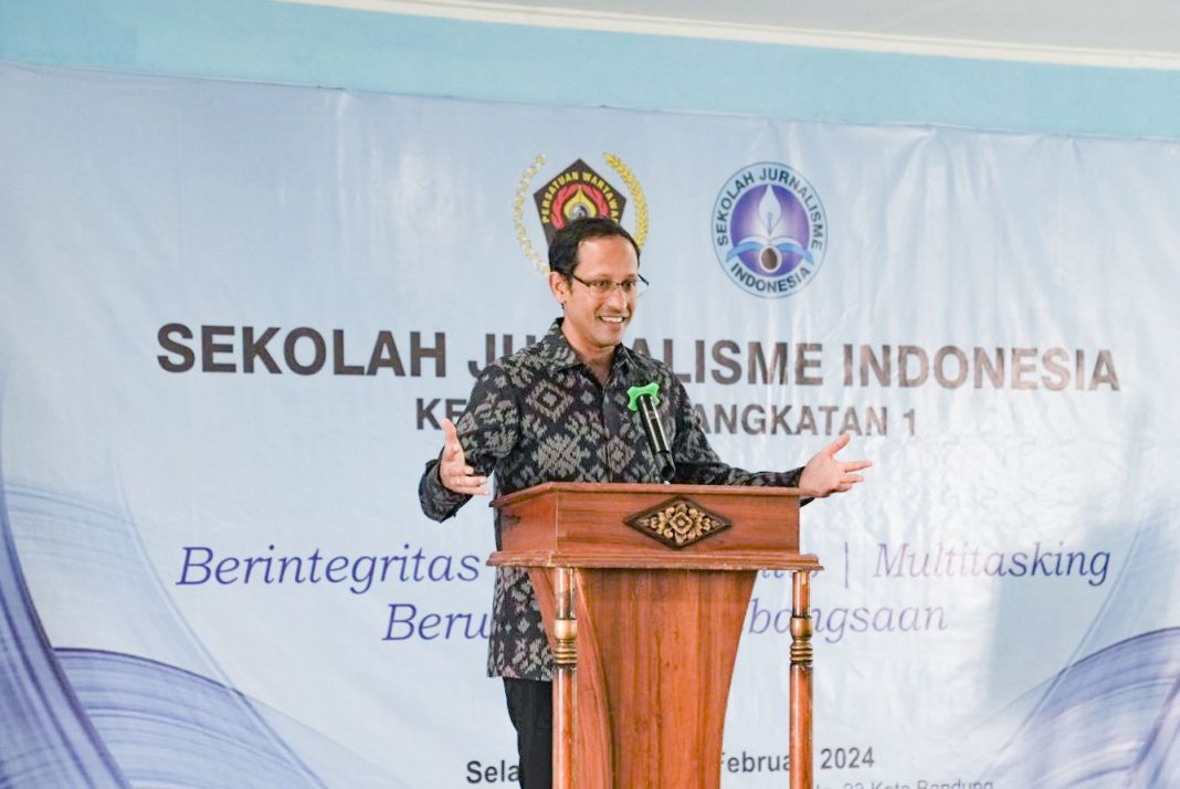 Mendikbudristek RI Nadiem Makarim memberikan kata sambutan di Aula PWI Jawa Barat, Kota Bandung, Selasa (6/2/2024). (Dok/Kemendikbudristek RI)