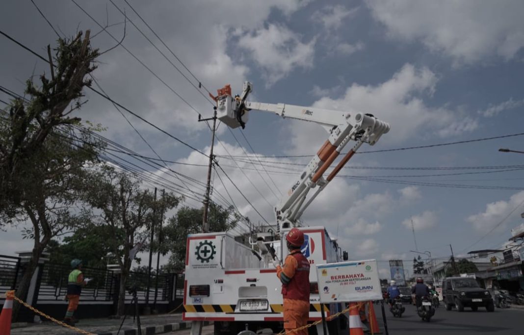 Petugas Pekerjaan Dalam Keadaan Bertegangan (PDKB) melakukan persiapan keandalan pasokan listrik PLN menjelang pelaksanaan Pemilu 2024 (2/2). (Dok/PLN)