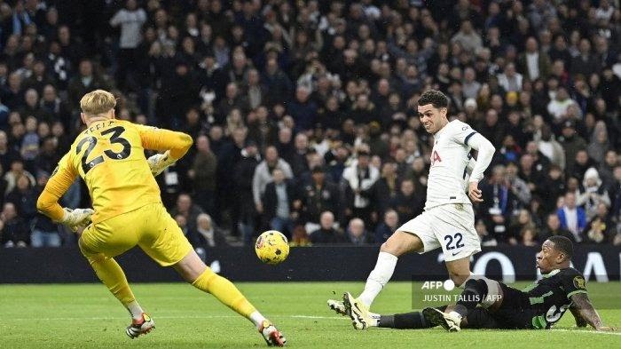 Striker Tottenham Hotspur asal Wales #22 Brennan Johnson mencetak gol kedua tim selama pertandingan sepak bola Liga Utama Inggris antara Tottenham Hotspur melawan Brighton dan Hove Albion di Stadion Tottenham Hotspur di London, Sabtu (10/2/2024) malam WIB.