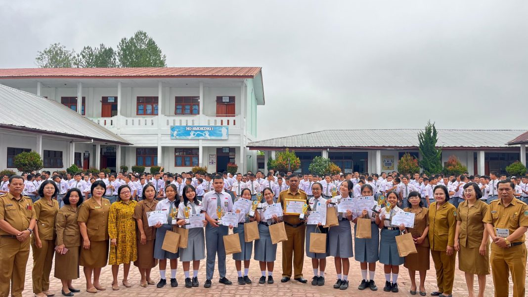 Kepala Sekolah SMA Negeri 1 Tarutung Belman Panjaitan SPd MM bersama guru foto bersama dengan siswa-siswi penerima penghargaan dari sastra media belum lama ini.