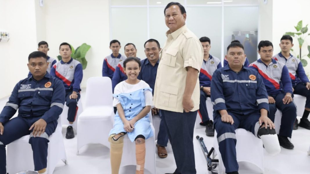 Prabowo Subianto foto bersama Nabila Febrianti, warga Desa Seitampang, Kecamatan Bilah Hilir, Kabupaten Labuhanbatu, bersama belasan penyandang disabilitas, saat akan dipasang kaki palsu dan pemberian biaya perobatan lanjutan Nabila Febrianti, di RS Suyoto, Jakarta, Kamis (8/2/2024).