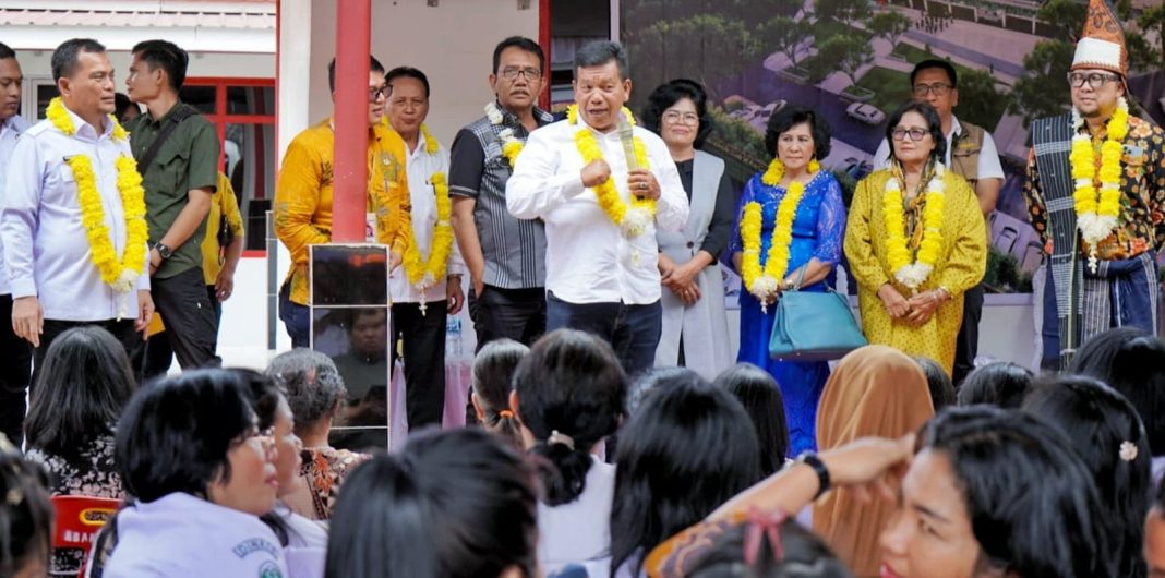 Bupati Simalungun Radiapoh Hasiholan Sinaga menyampaikan kata sambutan saat peletakan batu pertama pembangunan RSUD Parapat, Jumat (9/2/2024). (Dok/Kominfo Simalungun)