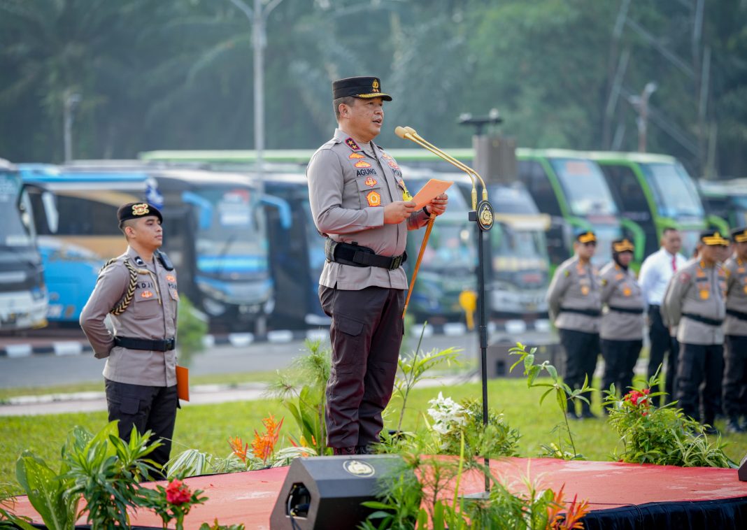 Kapolda Sumut Irjen Pol Agung Setya Imam Effendi memimpin apel keberangkatan personel pengamanan pemungutan suara Pemilu 2024 dari Mapolda Sumut, Minggu (11/2/2024). (Dok/Polda Sumut)