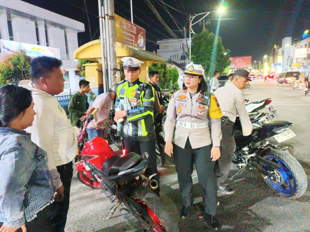 Kasat Lantas Polres Pematangsiantar AKP Gabriellah yang turun langsung mengamankan sepeda motor knalpot blong saat razia KRYD di Jalan Sutomo, Sabtu (10/2/2024) malam. (Dok/Humas Polres Pematangsiantar)