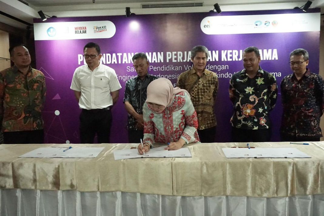 PT Enerflow Engineering Indonesia dan PT Siskindo Utama Dharma menandatangani PKS dengan satuan pendidikan vokasi di Jakarta, Selasa (6/2/2024). (Dok/Kemendikbudristek RI)