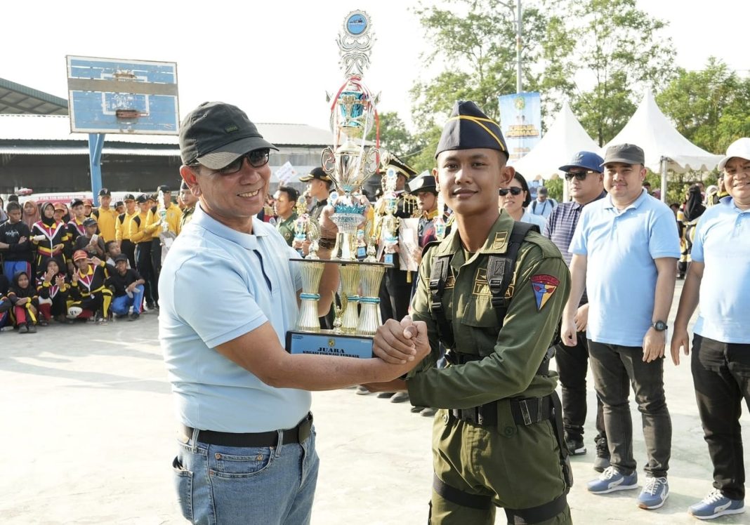 Penyerahan trophy dan piagam penghargaan menandai penutupan lomba Kreafor pemuda yang diselenggarakan Pemko Medan melalui Dinas Pemuda dan Olahraga Kota Medan, di Lapangan Cadika, Minggu (11/2/2024). (Dok/Kominfo Medan)