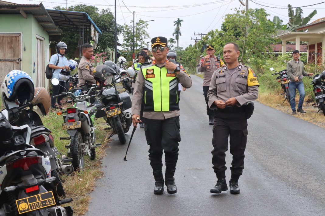 Kapolres Pematangsiantar AKBP Yogen Heroes Baruno saat melakukan pengecekan lokasi TPS yang dianggap rawan dalam rangka persiapan Pemilu Tahun 2024 di wilayah hukum Polres Pematangsiantar, Senin (12/2/2024). (Dok/Humas Polres Pematangsiantar)