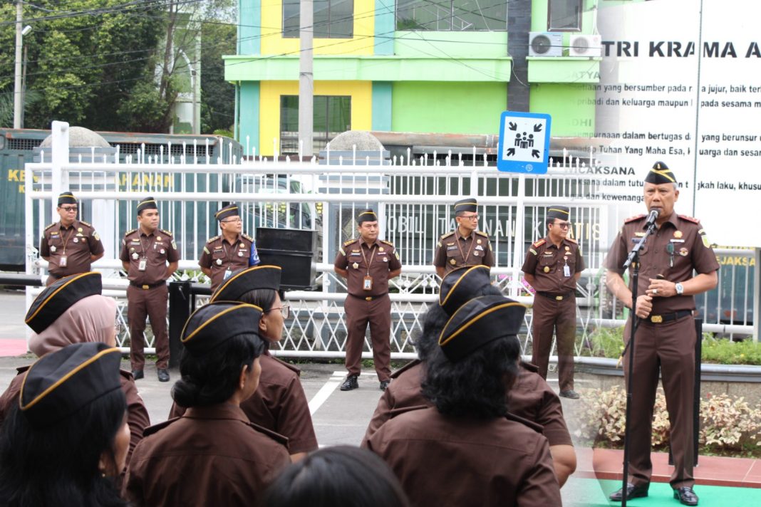 Kajati Sumut Idianto (paling kanan) saat memimpin Apel pagi di Kejari Medan Jalan Adinegoro Medan, Senin (12/2/2024). (Dok/Penkum Kejati Sumut)