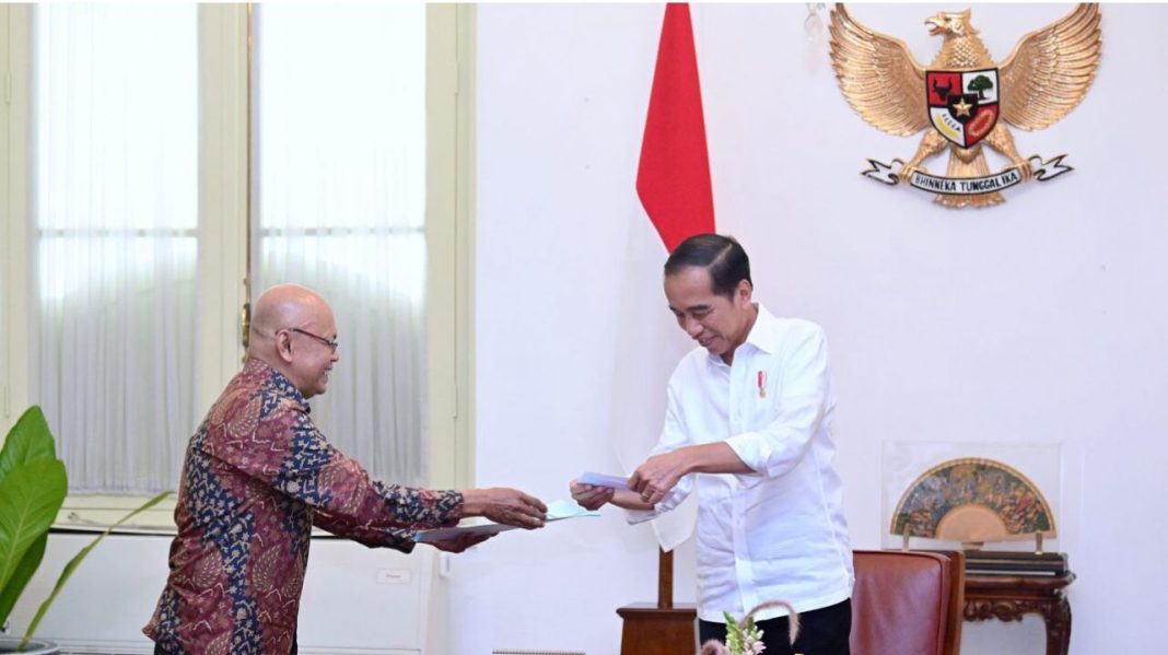 Presiden Jokowi saat menerima Ketua dan Anggota KPPS TPS 10 Kelurahan Gambir di Istana Merdeka, Jakarta.