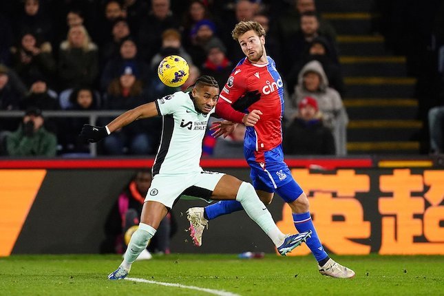 Christopher Nkunku berduel dengan pemain lawan di laga Crystal Palace vs Chelsea, Premier League 2023/2024, Selasa (13/2/2024).