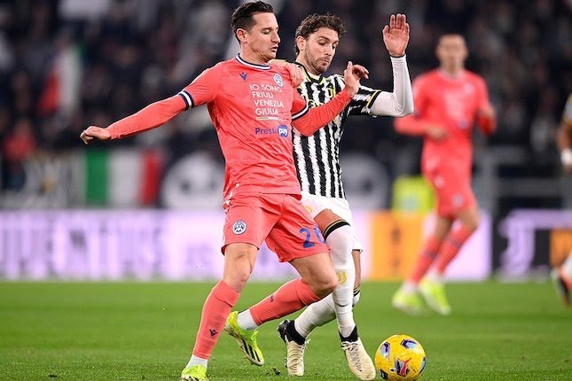 Duel antar pemain di laga Juventus vs Udinese, Serie A 2023/2024, Selasa (13/2/2024).