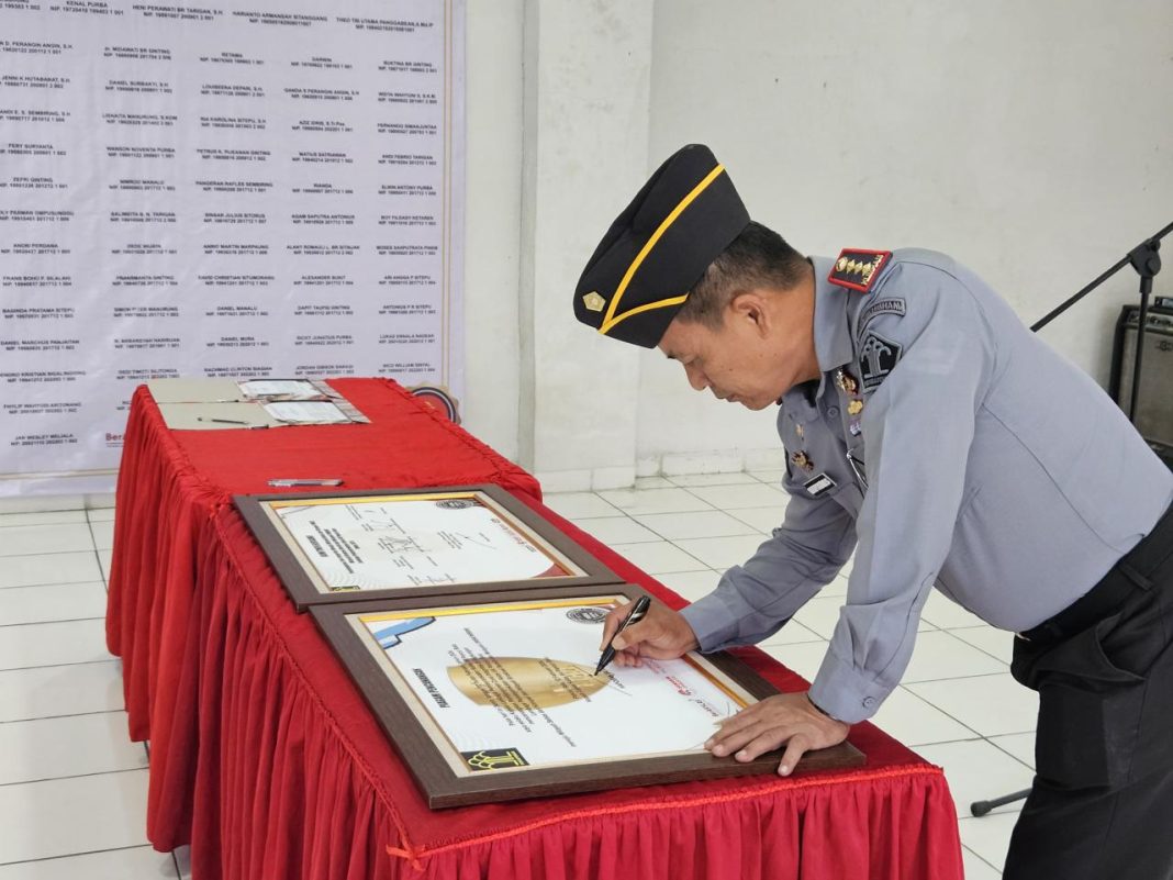 Kepala Lapas Kelas IIA Pancurbatu Haposan Silalahi melakukan penandatanganan pakta integritas dan komitmen bersama pembangunan zona integritas menuju WBK dan WBBM, Selasa (13/2/2024). (Dok/Humas Lapas Pancurbatu)