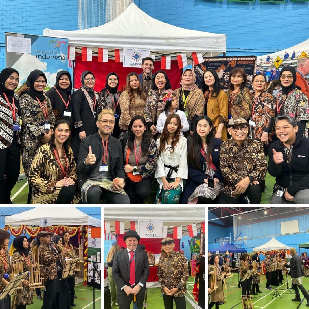 Penampilan aransemen lagu lewat alat musik angklung yang dipentaskan di International Fair, sebuah pameran kebudayaan internasional tahunan yang diselenggarakan oleh ACS International School Cobham pada tanggal 6 Februari 2024. (Dok/Kemendikbudristek RI)