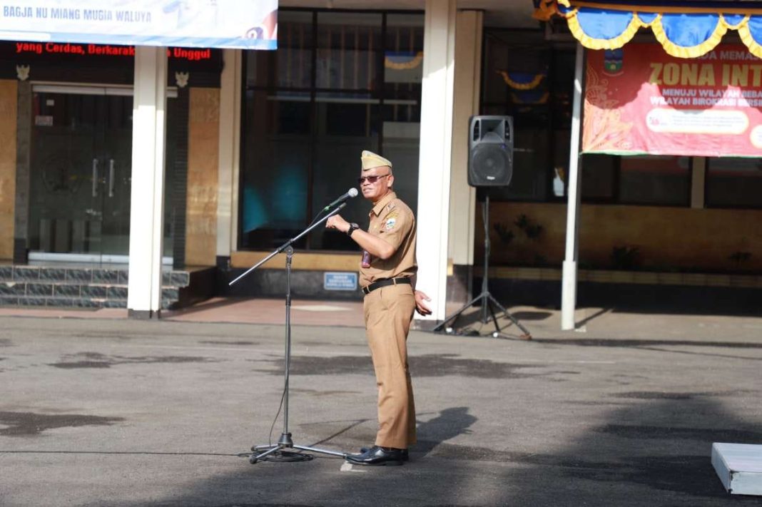 Sekda Garut Nurdin Yana memimpin apel pagi di Kantor Dinas Pendidikan Kabupaten Garut, Senin (12/2/2024). (Dok/Kominfo Garut)