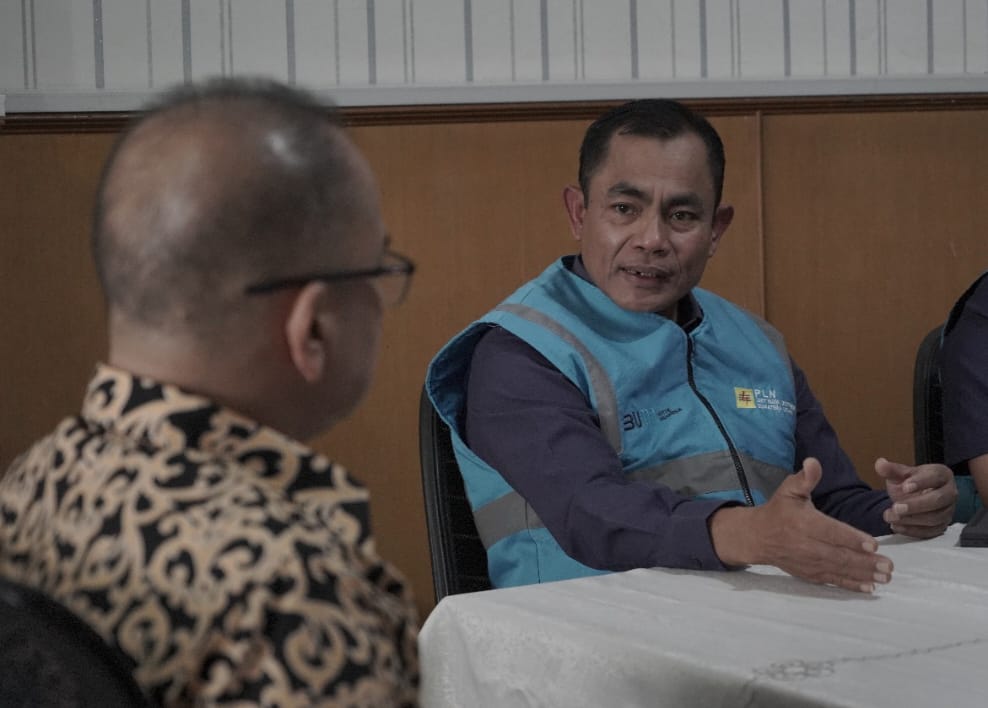 General Manager PLN UID Sumut Saleh Siswanto menyampaikan kondisi kelistrikan dalam kondisi baik dan siap menyukseskan Pemilu 2024 kepada Ketua KPU Provinsi Sumut Agus Arifin di Kantor KPU, Jalan Perintis Kemerdekaan Medan, Selasa (13/2/2024). (Dok/PLN)