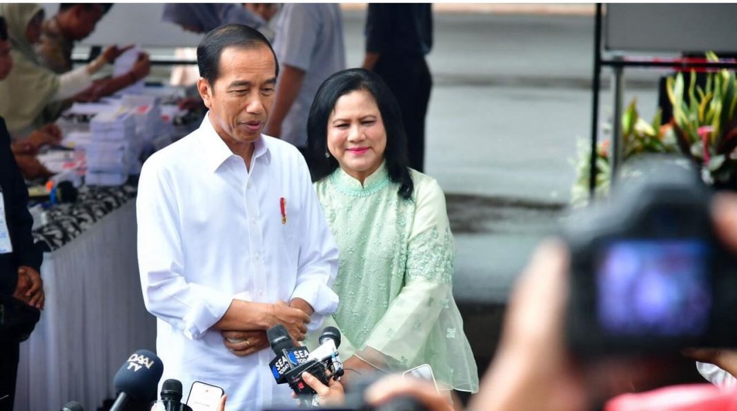 Presiden Jokowi dalam keterangannya kepada media seusai menggunakan hak pilihnya di Tempat Pemungutan Suara 10, Kecamatan Gambir, Jakarta Pusat, Rabu (14/2/2024).